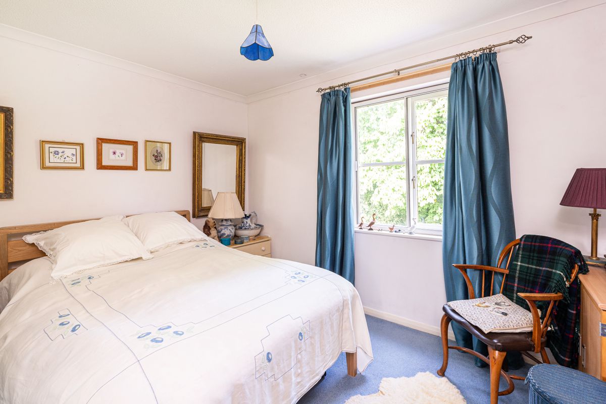 2 bedroom Flat for sale in Riverside Gardens, Witney, OX28 Breckon