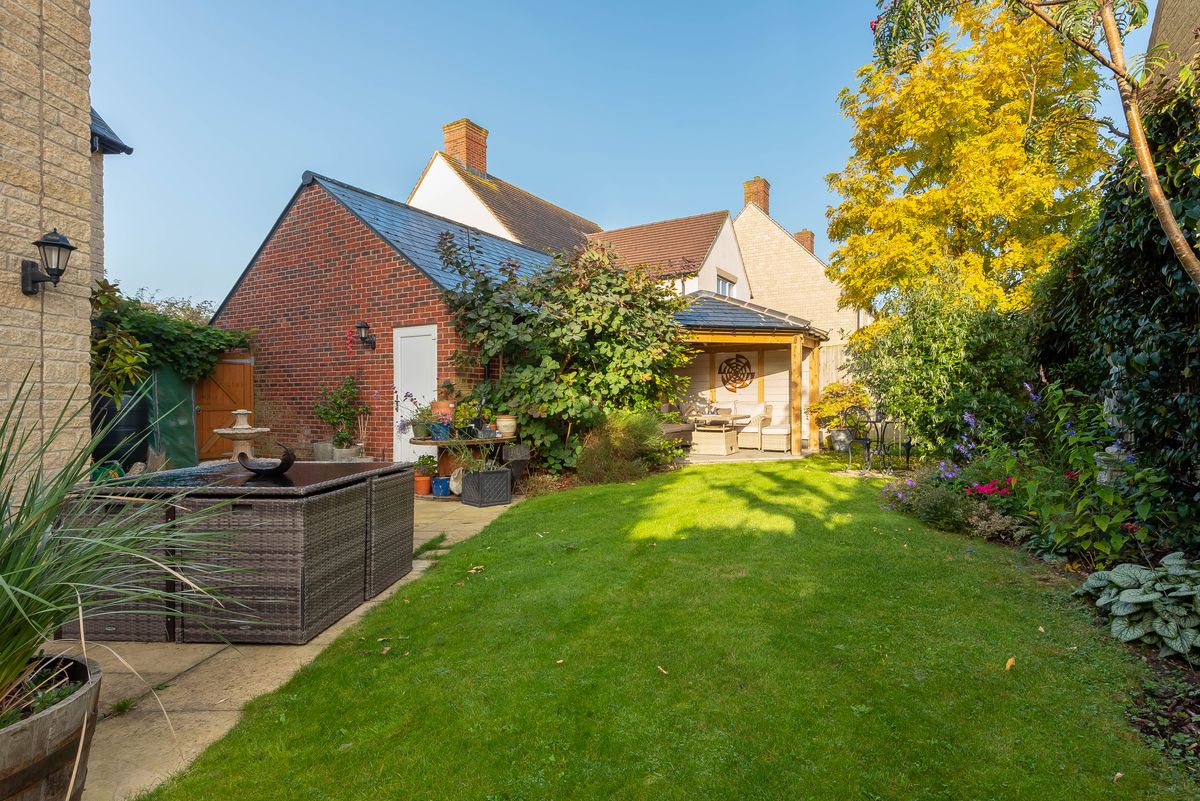 4 bedroom Detached for sale in Spring Meadow, Witney, OX28 Breckon