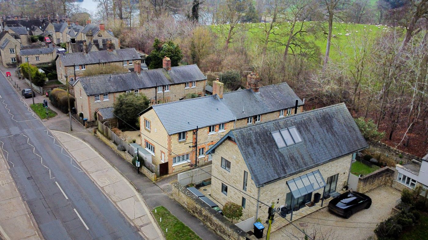 3 bedroom Semidetached for sale in Manor Road, Woodstock, OX20