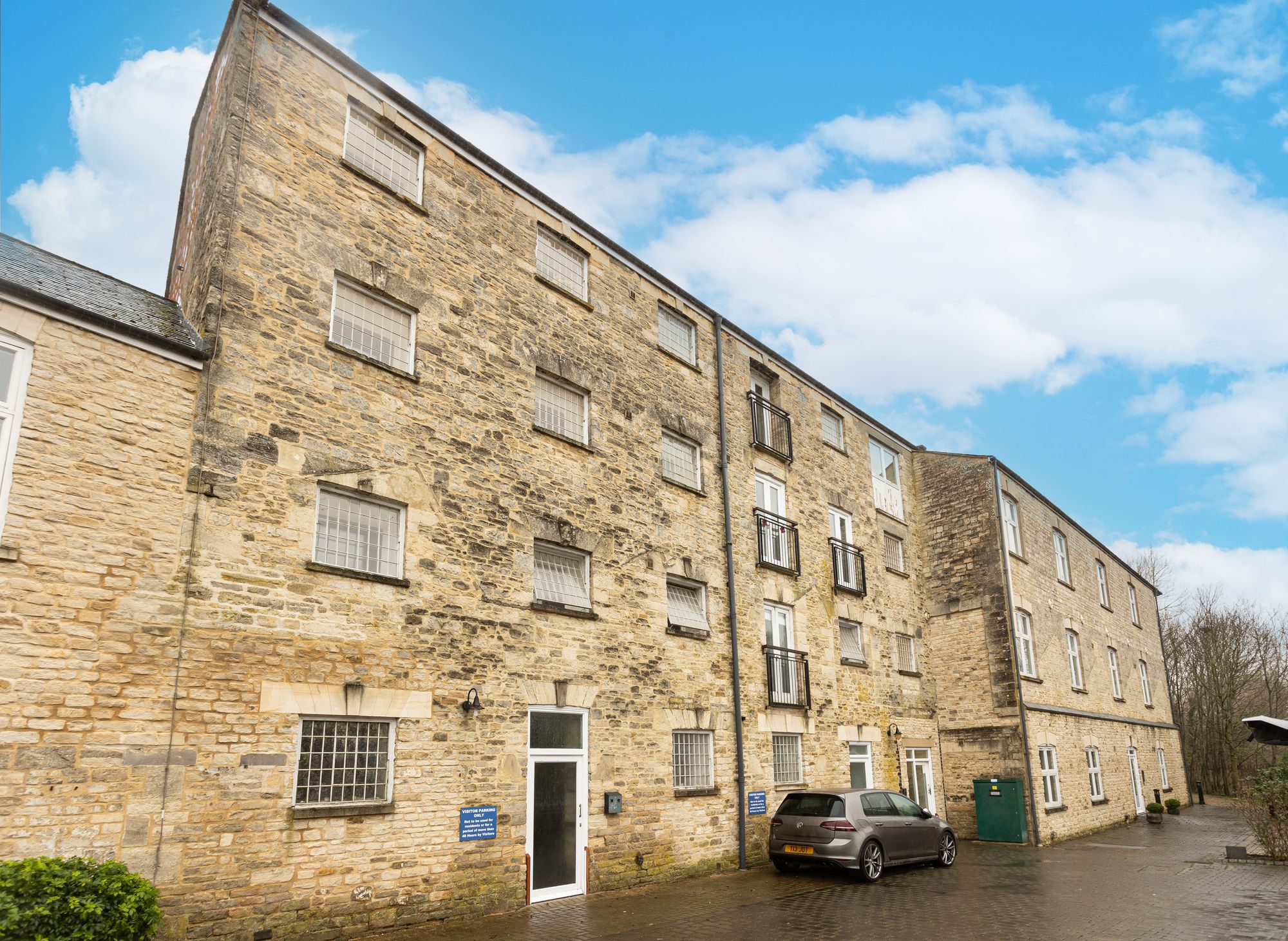 3 bedroom Flat for sale in Mill Street, Witney, OX28 | Breckon & Breckon